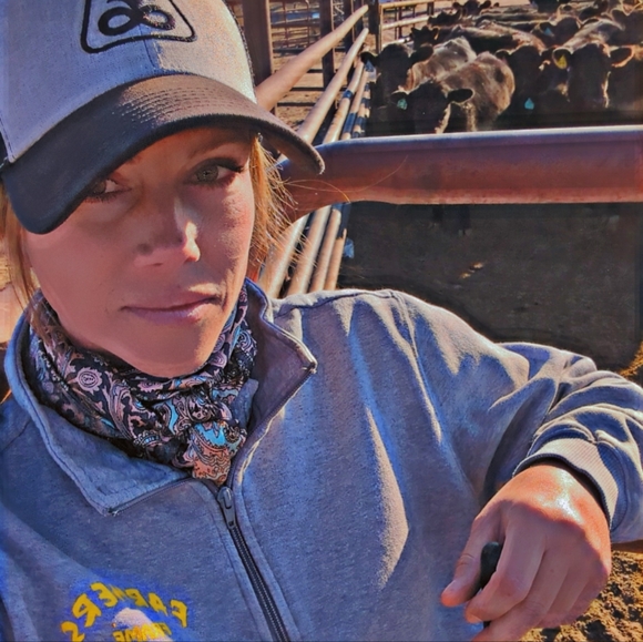 Meet your Posher, Stephanie - Picture 2 of 5